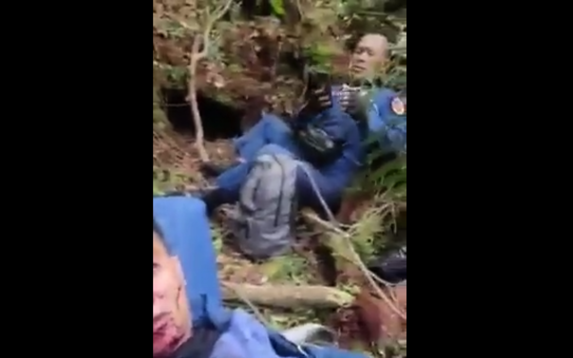 Tangkapan layar rekaman video, anggota Polda Jambi yang helikopternya mendarat darurat di hutan kawasan Gunung Kerinci. (Dok/Twitter Bebeb Bubu).
