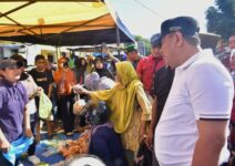 Penjabat Gubernur Sulawesi Selatan, Bahtiar Baharuddin saat meninjau Gerakan Pangan Murah di Kabupaten Bone, Jumat (1/3/2024). (Dok. Pemprov Sulsel).